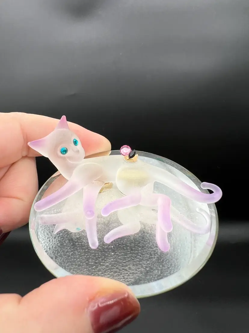 011. Adorable Glass Cat With Sparkly Eyes