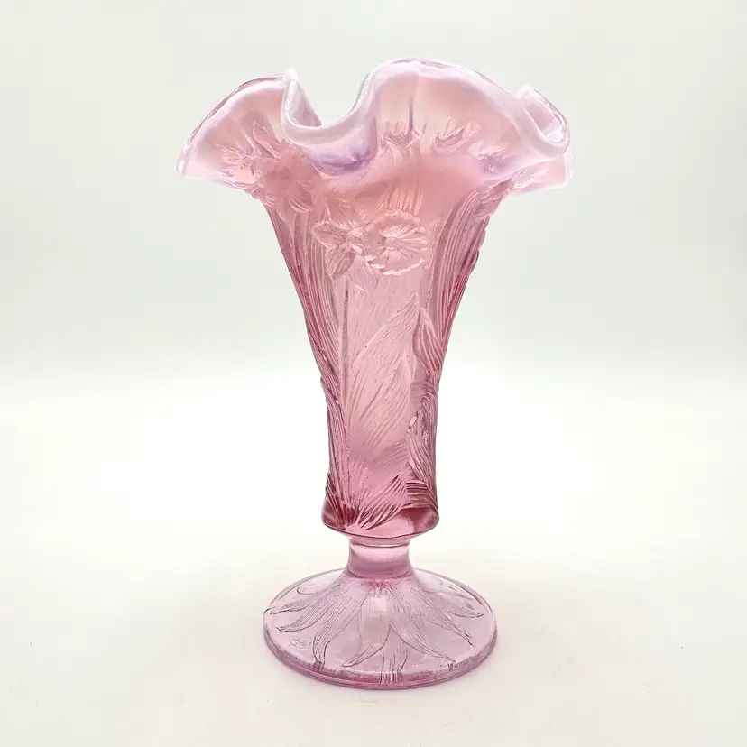 (#1) Fenton Rosemilk Opalescent Pink Daffodil Ruffle Vase 5” D X 7.5” H