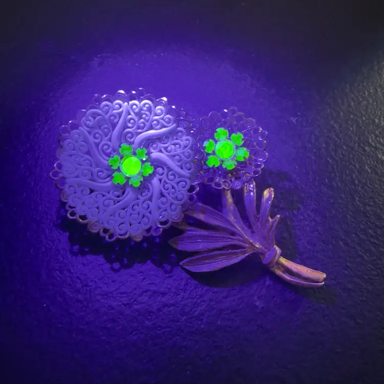 White Enamel Filagree & Uranium Glass Rhinestones Vintage Brooch