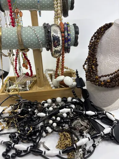 Jewelry Pop Up! $3 Starts ~ $5 Max Shipping 