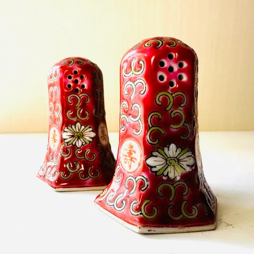 Vintage Asian Salt Pepper Shaker Set Famille Rose Wan Shou Wu Jiang Long Life Without Boundary Pattern Red