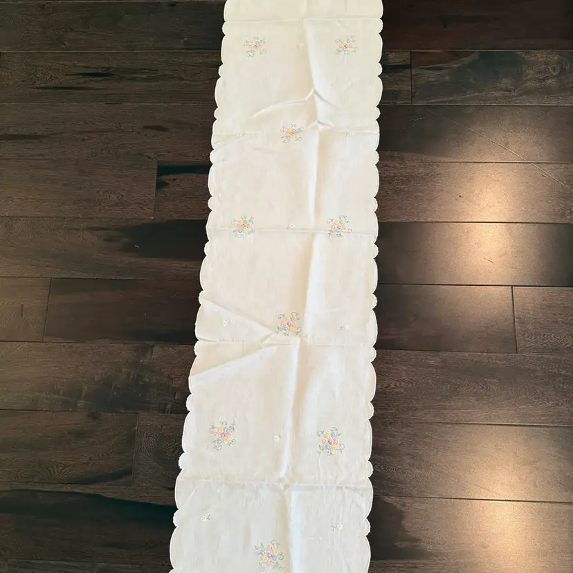 Vintage White Scalloped Edge Table Runner W Embroidered Floral Bouquets 58”