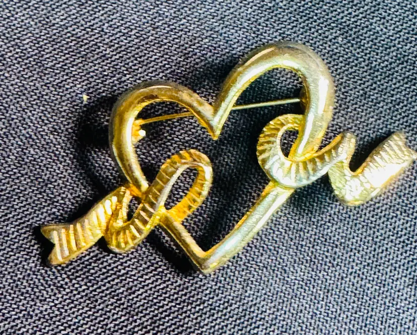 Vintage Gold Tone Heart & Ribbon Brooch 1.25” x 2.5”