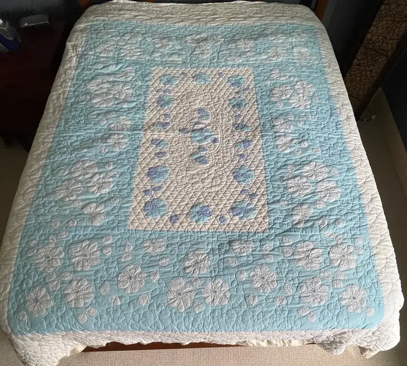 Wedgwood Blossom Dogwood Floral Hand Crafted Applique Quilt 88" x 72" - READ