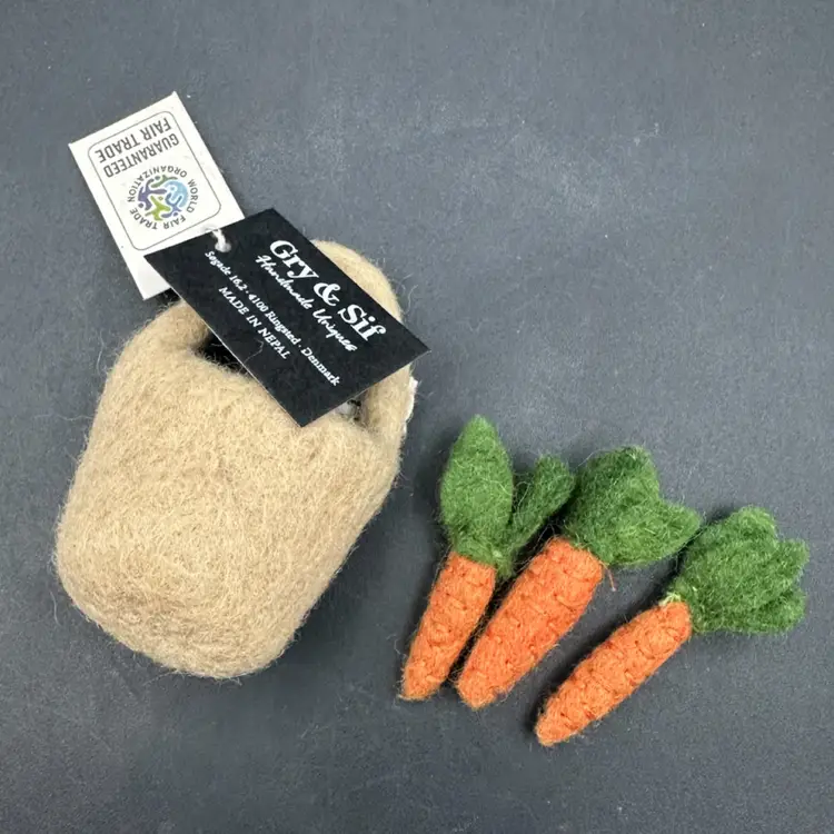 Gry & Sif Handcrafted Felted Carrots In A Basket, NOS Original Tags