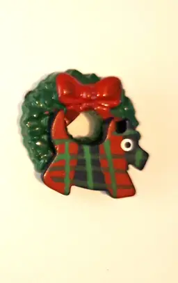 Vintage Plastic Fantastic Christmas Wreath Scottie Scotty Brooch Pin 1 1/8 In