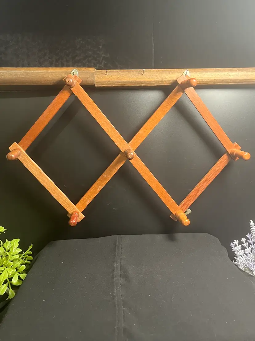 Accordion Style 7 Peg Wall Hanger