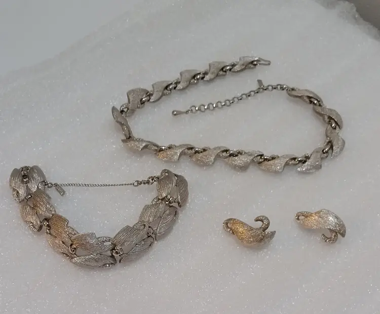 Elegant Vintage Monet Textured Link Silver Tone 4 Piece Jewelry Set