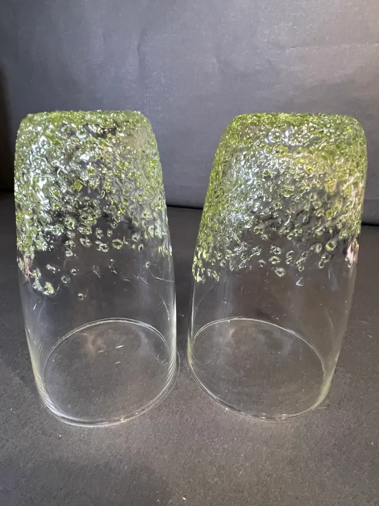 Set of 2 Clear Glasses With Applied Green Speckle