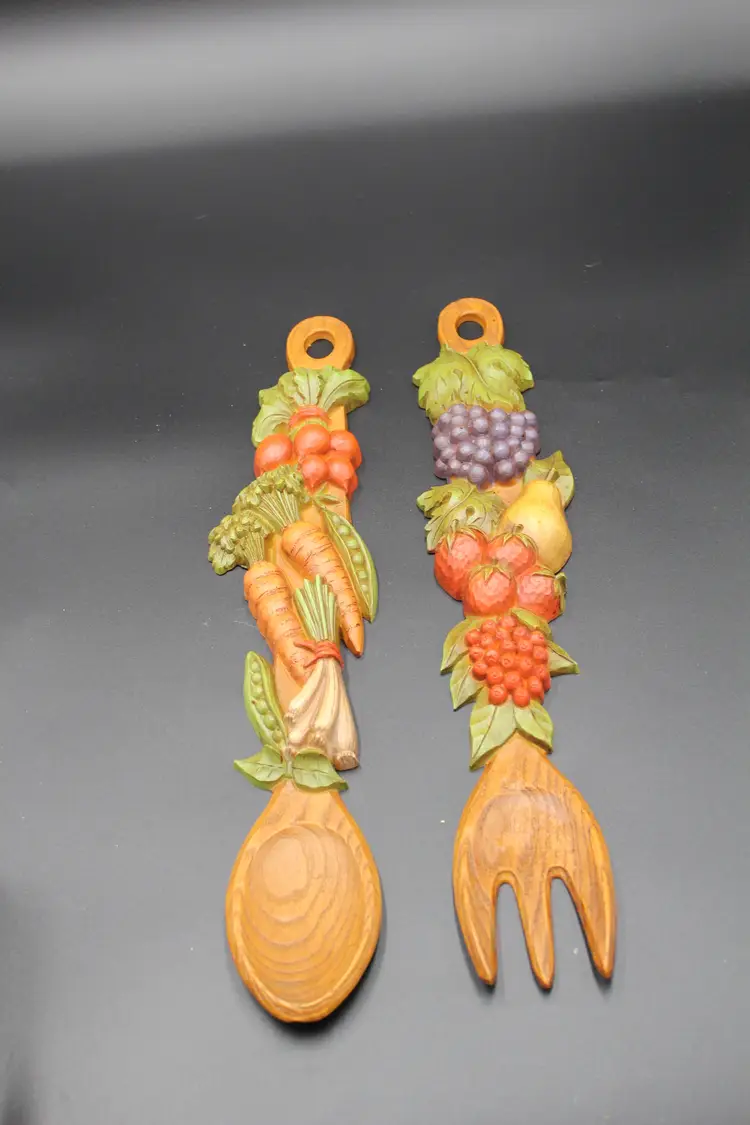 Classic Syroco, Inc Veggie and Fruit Salad Fork and Spoon Wall Hangings, Molded Resin