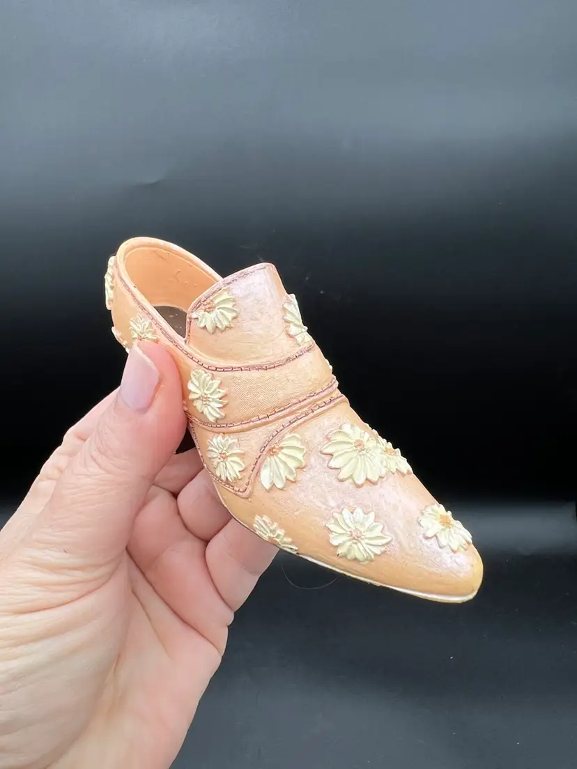Small Shoe With Daisies