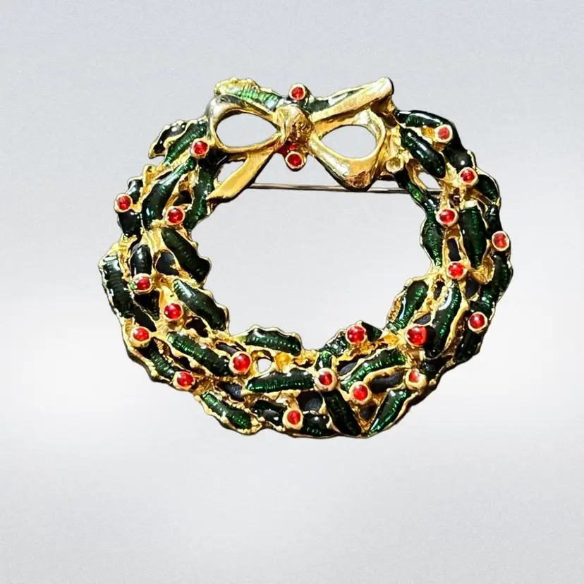 Vintage Gold Tone Wreath Christmas Holiday Brooch Pin 