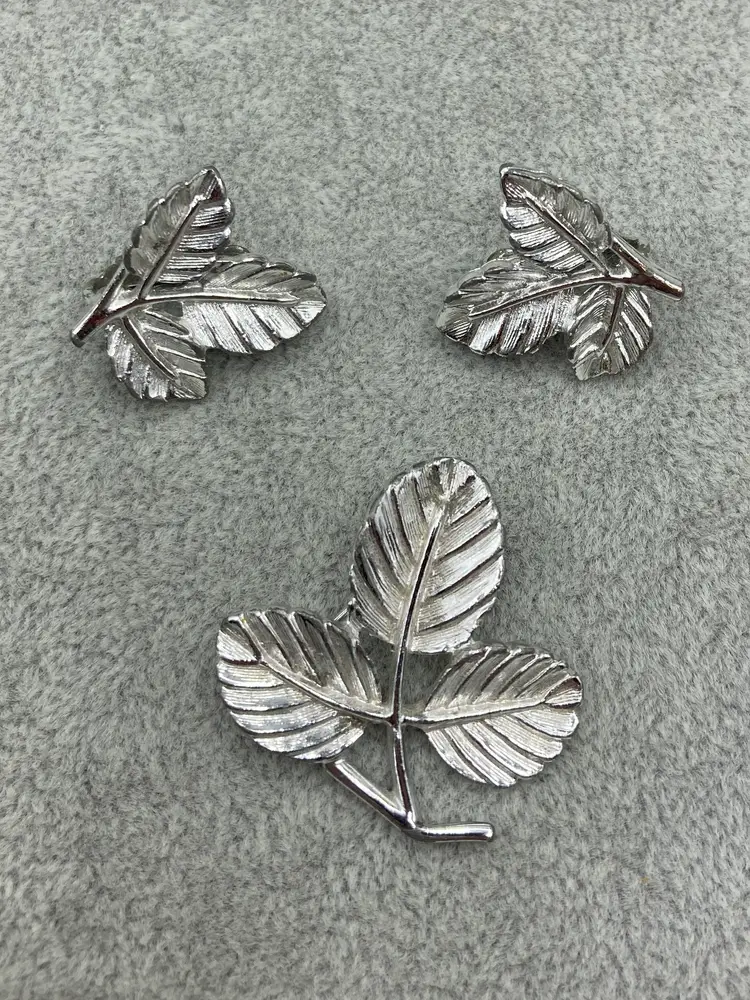 Vintage Sarah Coventry 1966 "Petite" Leaf Brooch and Clip-on Earrings Set Silver Tone