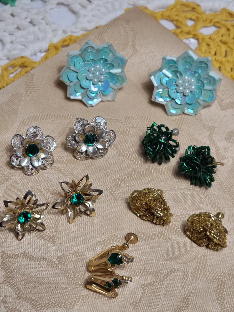 2 pound lot of Christmas jewelry vintage to modern
