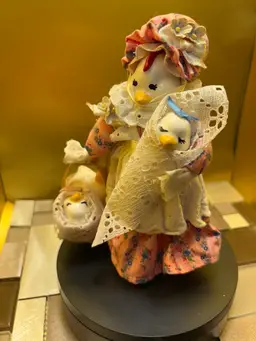 Vintage 1983 Ducky Figurines Moma Hen N Baby’s