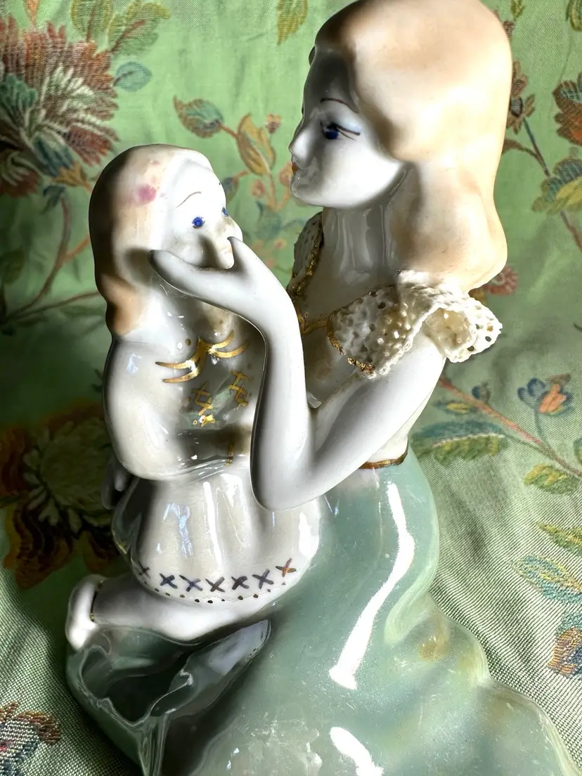 Vintage Ceramic Figurine Mother And Child Embracing No Issues 4.5” Delicate Lovely Expressions