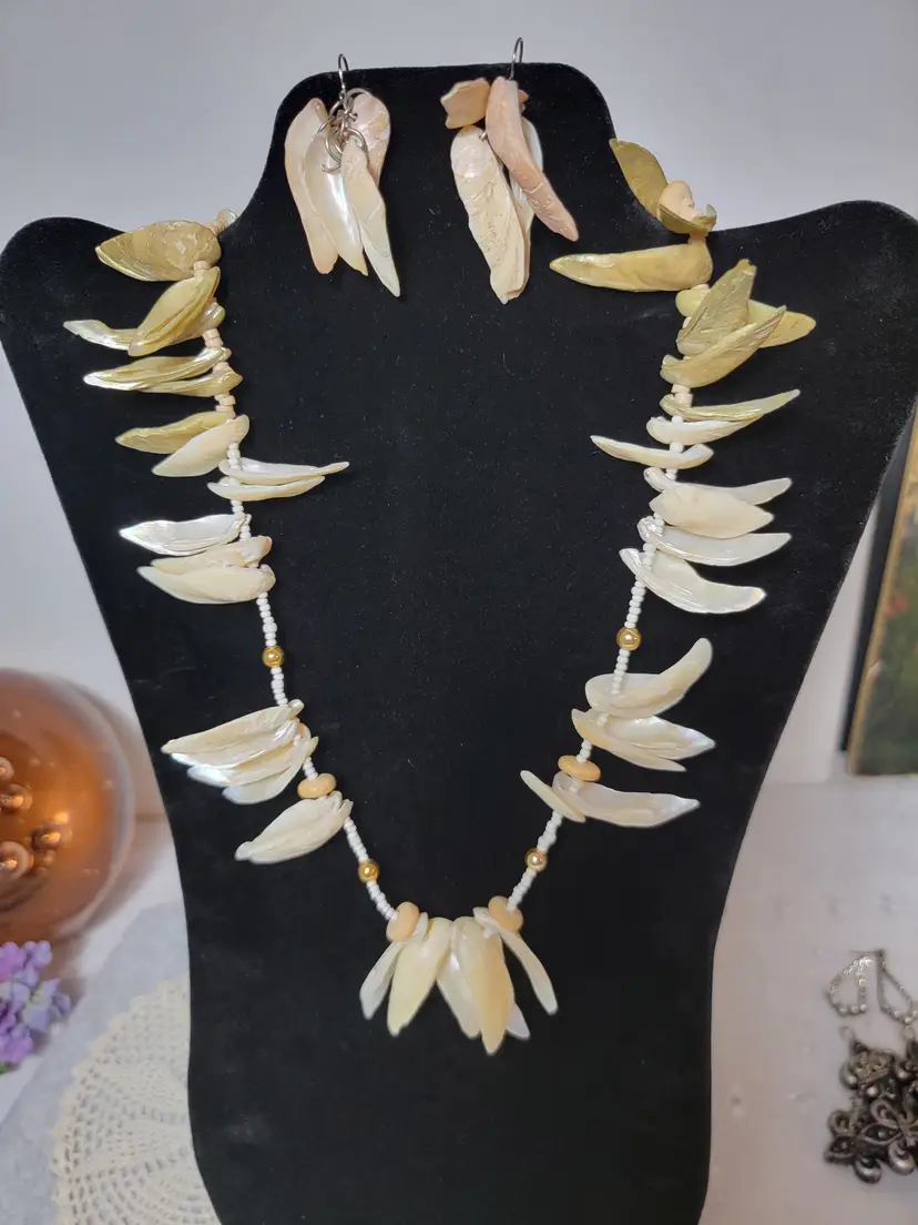 Vintage 80s shell necklace and earring set