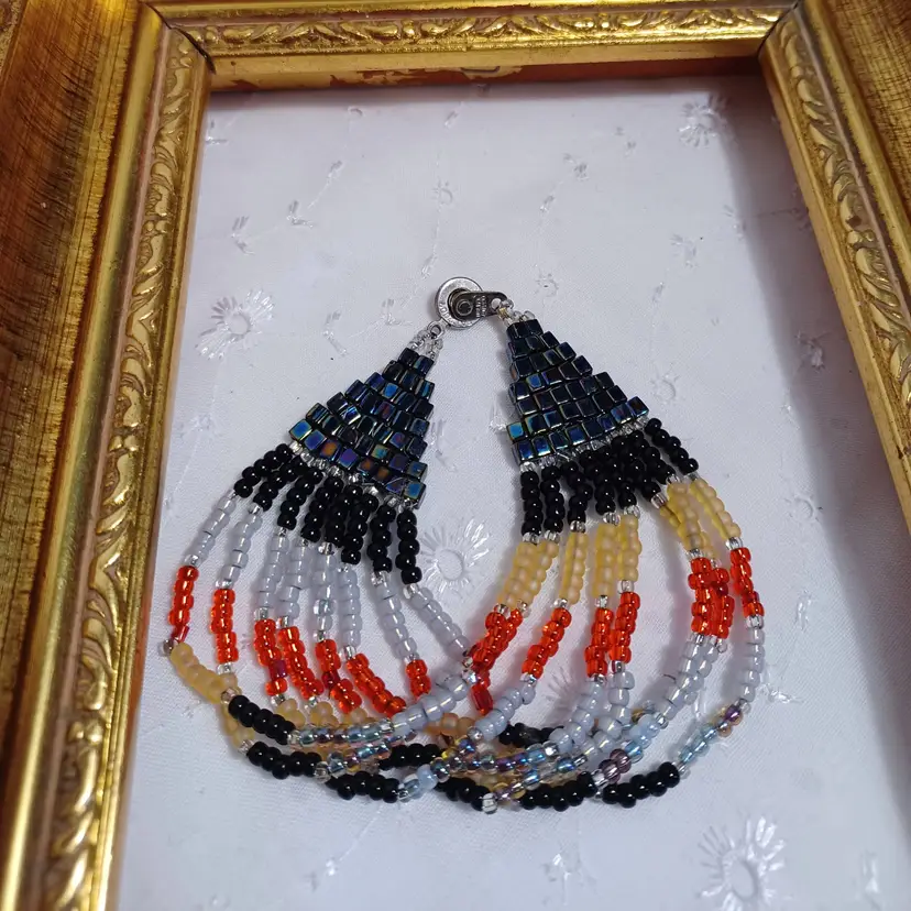 Multi colored seed bead bracelet with silvertone toggle clasp