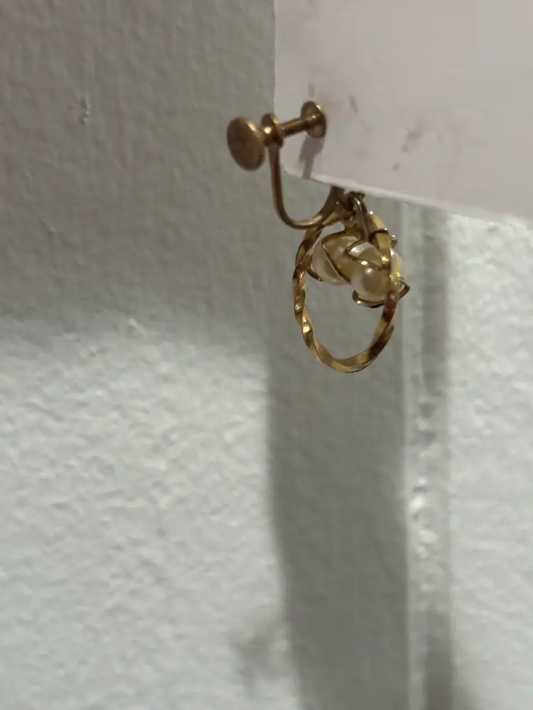 VTG. Gold Tone Pearl Screw On Back Earrings 