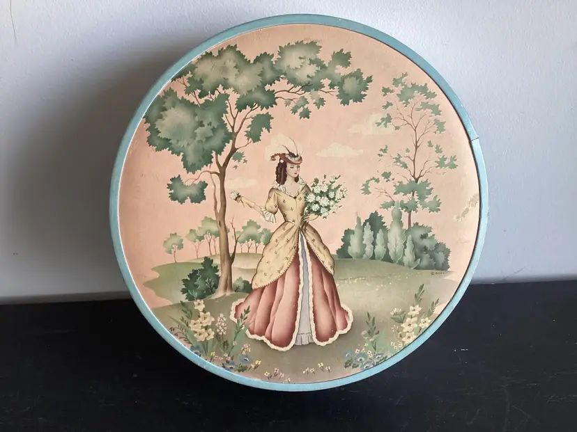 Vintage Saunders Chocolate Box, 8.75 Inches