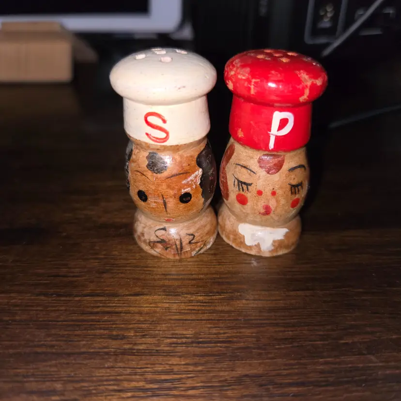 VTG wooden miniature salt and pepper shakers man woman