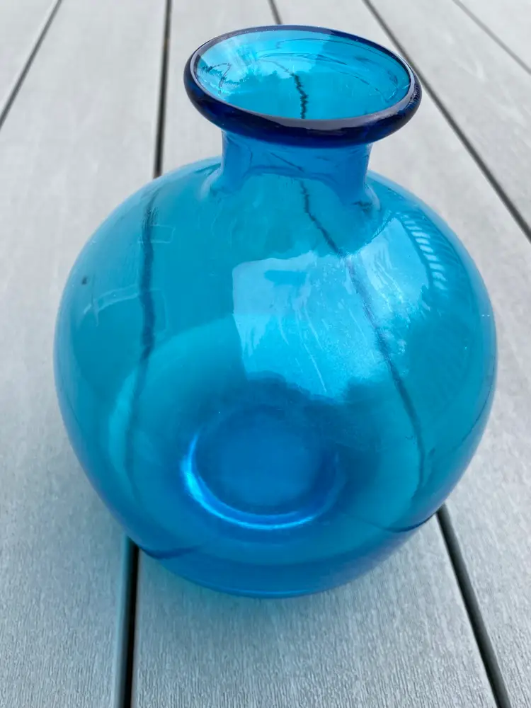 HAND BLOWN BLUE VASE (DUTZ)