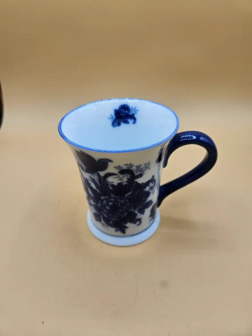 Crackle Barrel Flow Blue Footed Mug