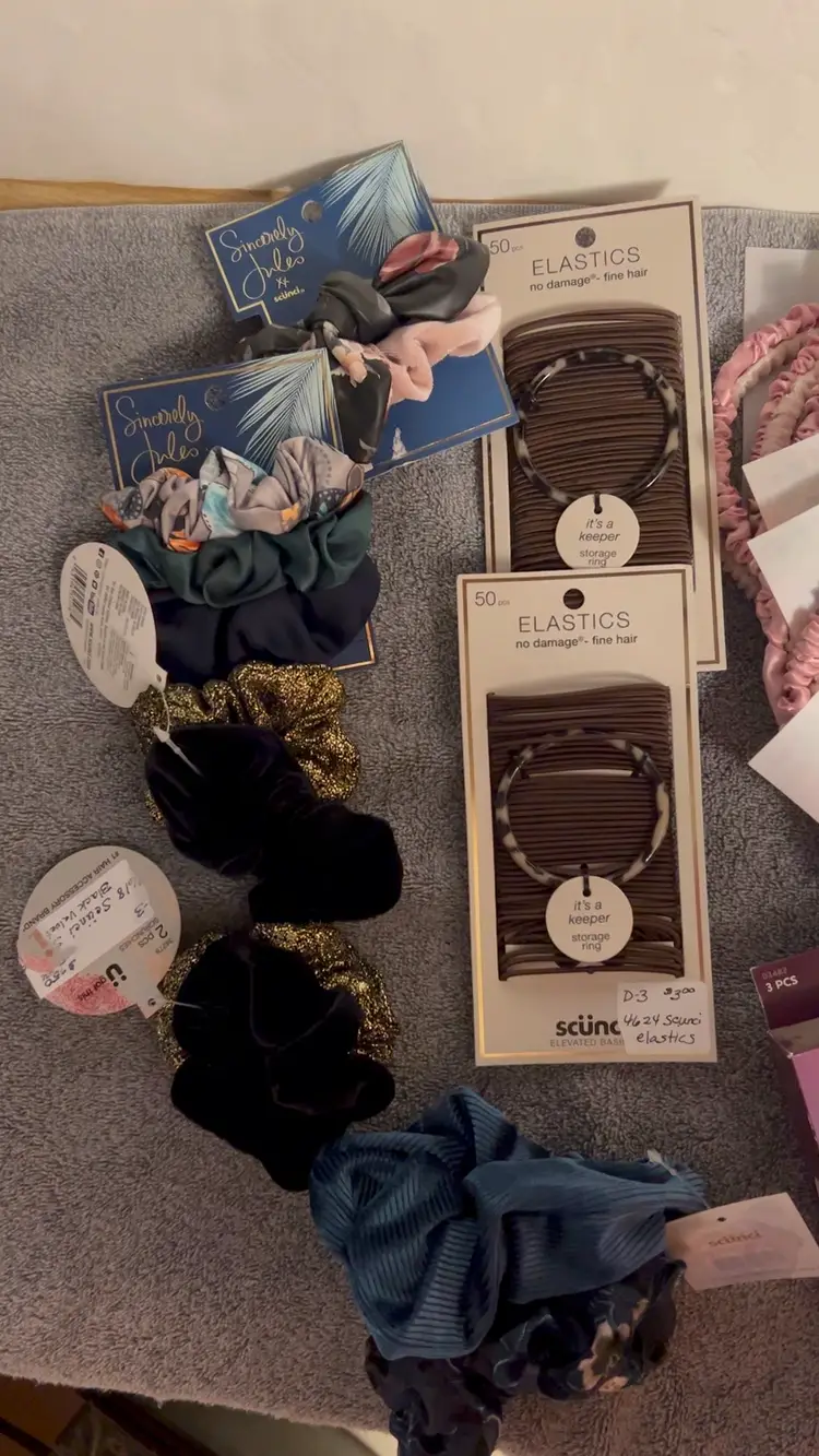 84 Hair Accessories Barrettes, Scrunchies, Brushes, Ties sku 8157