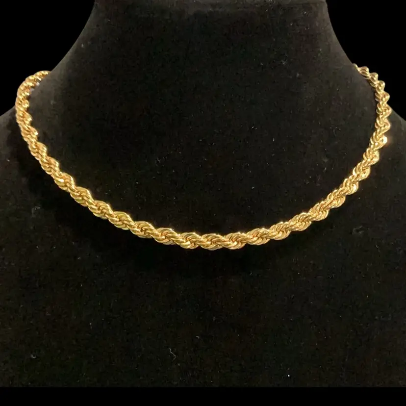 Beautiful Vintage Goldtone Napier Twisted Rope Chain.