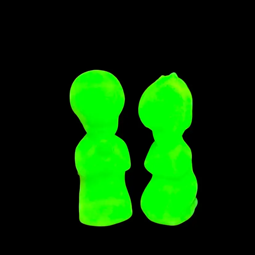 Fenton Praying Boy And Girl Children Satin Custard Glass Glows  READ
3-3/4” T x 1-3/8” W