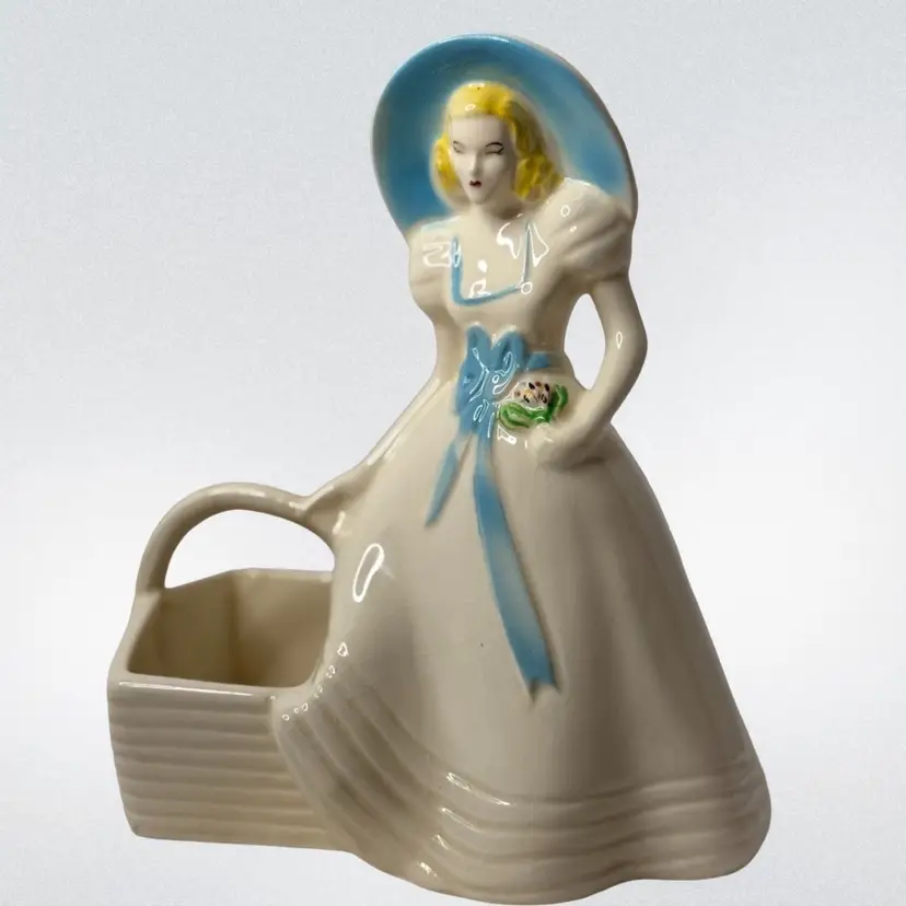 Hull Art Pottery Southern Belle Lady Planter Ivory Dress Blue Hat and Ribbon USA 954 Air Plants READ
8β T x 7β W