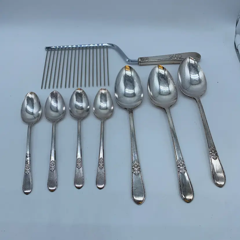 #3527 Vintage silver-plated Rogers Bros Adoration cake breaker and spoons.