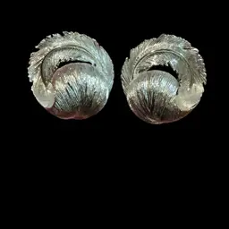 Vintage Brushed  Textured Silvertone Lisner Screw back Earrings. Brushed Textured Round Feather Design Earrings.