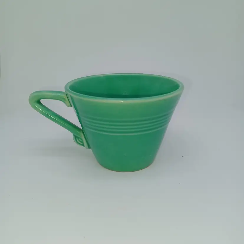 1940s Homer Laughlin Green Harlequin Coffee or Tea Cup
Triangle handle