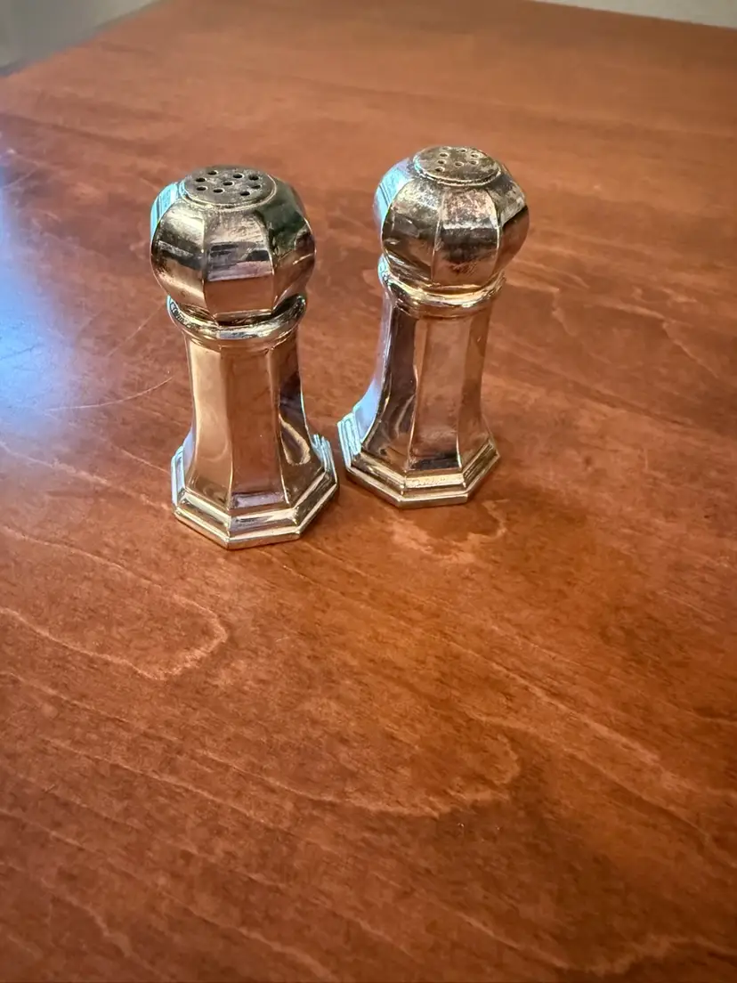 ☀️2-1/2” Silver Plated Salt And Pepper Shakers