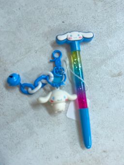 Hello Kitty Friends Keychain And Pen