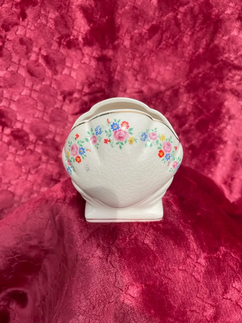 Sadler Clam Rose Vase