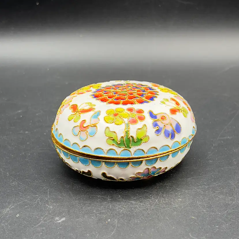VTG Cloisonne Enamel Trinket Dish with Lid Raised Flowers Round 3“ White