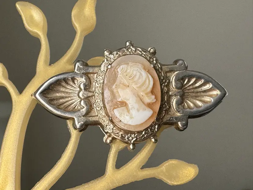 Vintage Cameo Brooch Pin In Gold Tone Metal