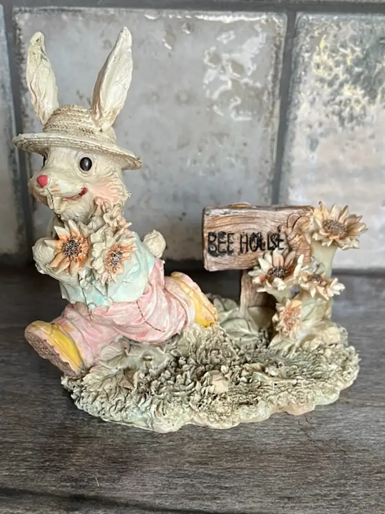 Vintage Bunny Figure Nantucket? 4 inch CLOSEOUT AUCTION