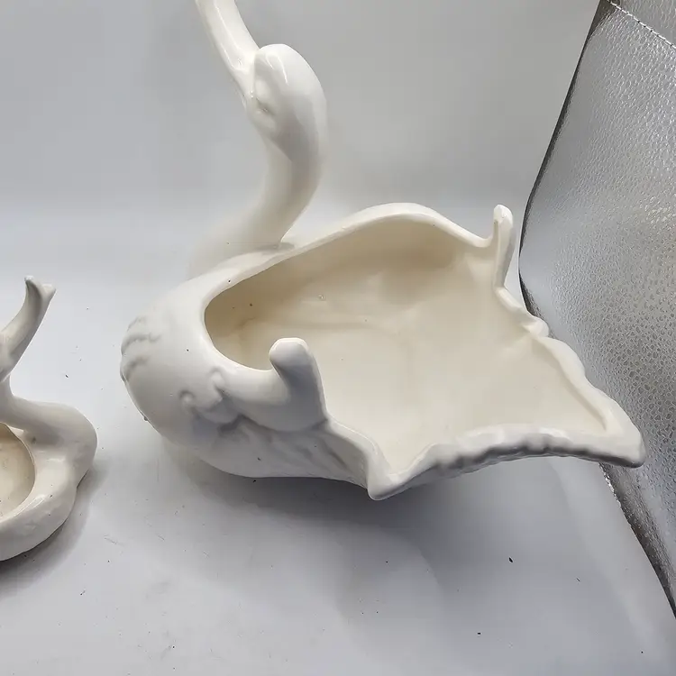 Hull pottery imperial swan and baby Planter #23 ivory white