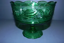 Glass Pedestal Compote Emerald Green in color, Fruit, Candy bowl, came with a lid