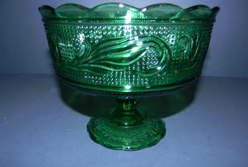 Glass Pedestal Compote Emerald Green in color, Fruit, Candy bowl, came with a lid