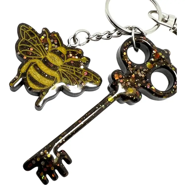 Bee 🐝  & Skeleton Key Bagclip Keychain. Handmade By Me With Resin. Brown & Golden Glitter. Total keychain length 5”.