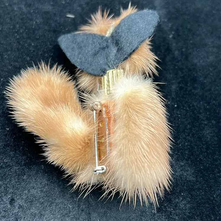 This is a vintage1950s mink cat brooch. 3” Google Eyes