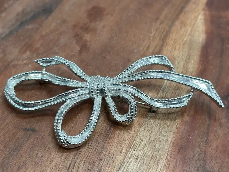 Vintage Trifari Silver Tone White Extra Large Ribbon Bow Brooch Pin Lapel