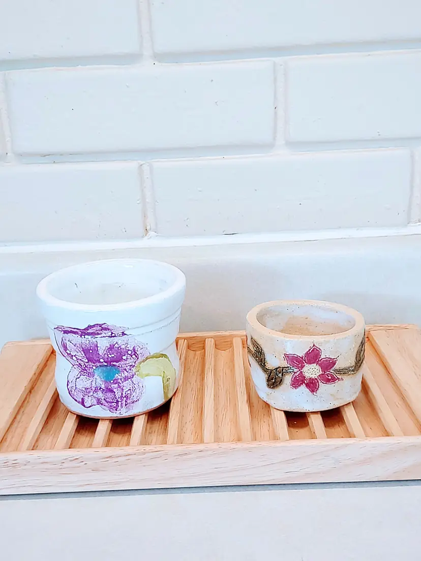 VINTAGE 1 RED CLAY AND 1 HOBBYIST PIECE FLORAL CLAY POTTERY FLOWER INDOOR POTS