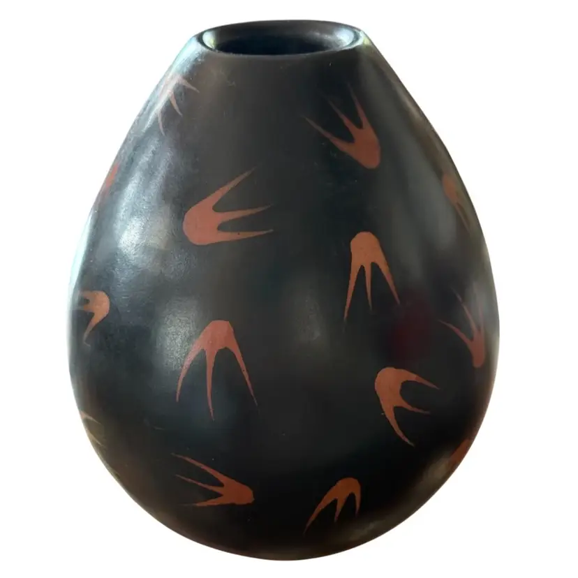 Peruvian Maneno Studio Pottery footprint blackware vase