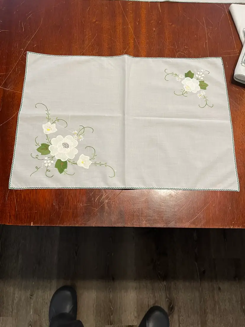 035b Set Of Eight White 20" X 14" White Roses Applied Placemats
