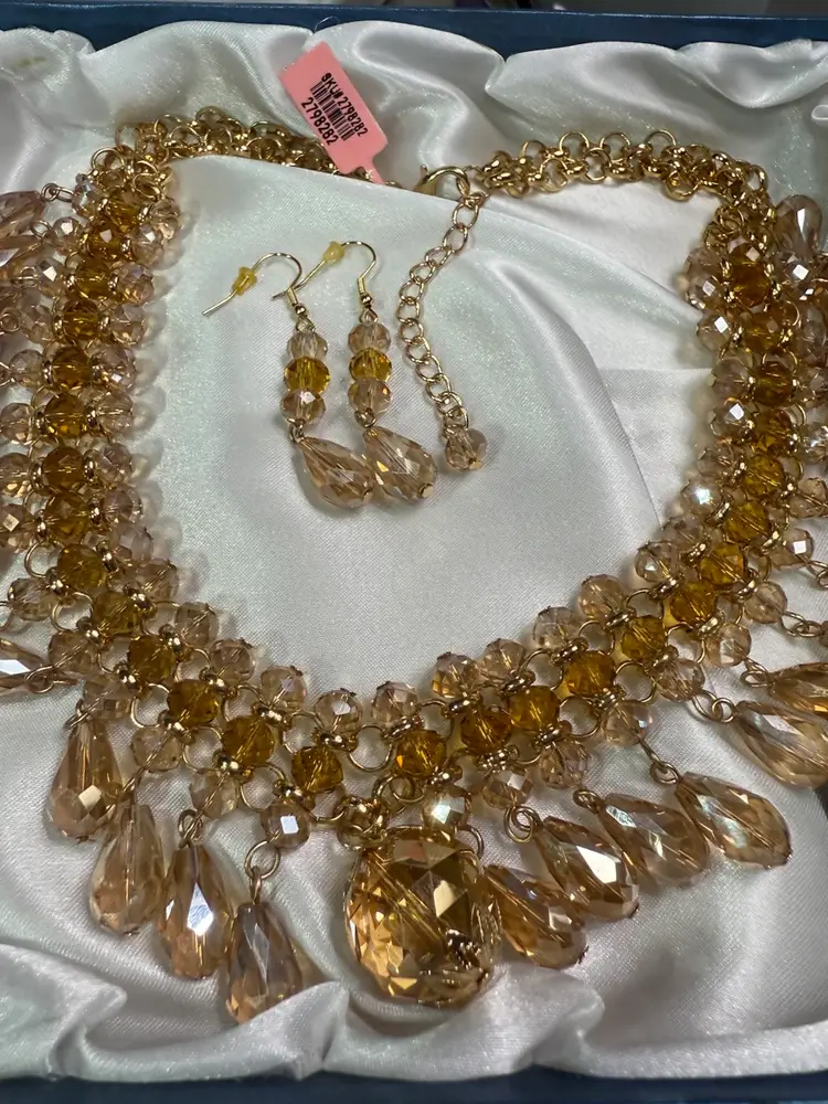 Golden Champagne Crystal Necklace & Earrings Set – Faceted Glass Bib Design, Gold Tone